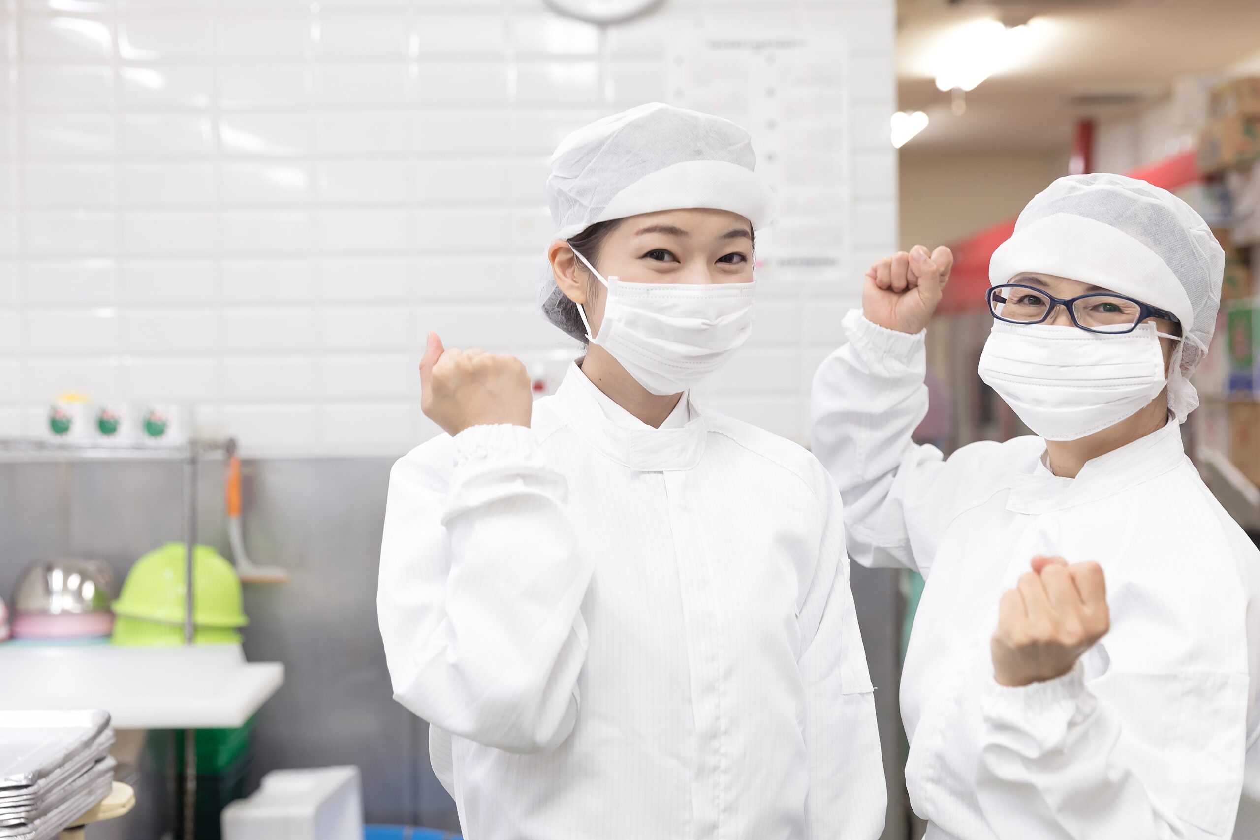 【社員食堂での野菜のカット・片付け】